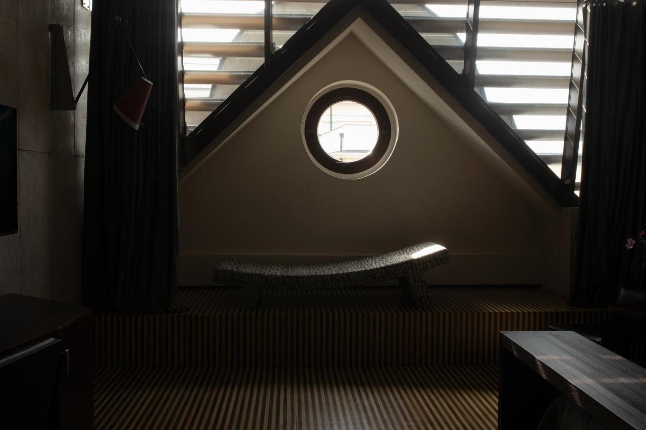 Hotel Monopol Вроцлав Екстериор снимка The window at the top of the staircase