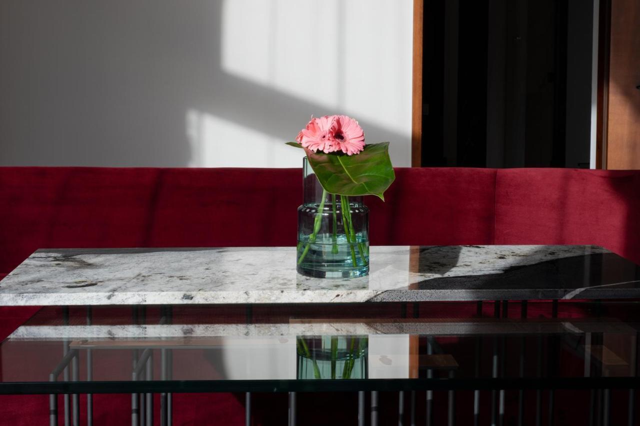 Hotel Monopol Вроцлав Екстериор снимка A table with a flower vase
