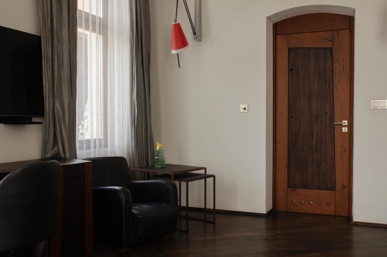 Hotel Monopol Вроцлав Екстериор снимка A door with a frosted glass panel