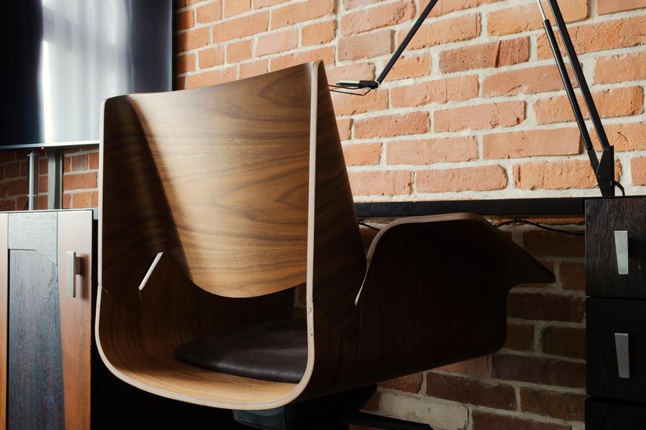 Hotel Monopol Вроцлав Екстериор снимка A chair made of bent plywood