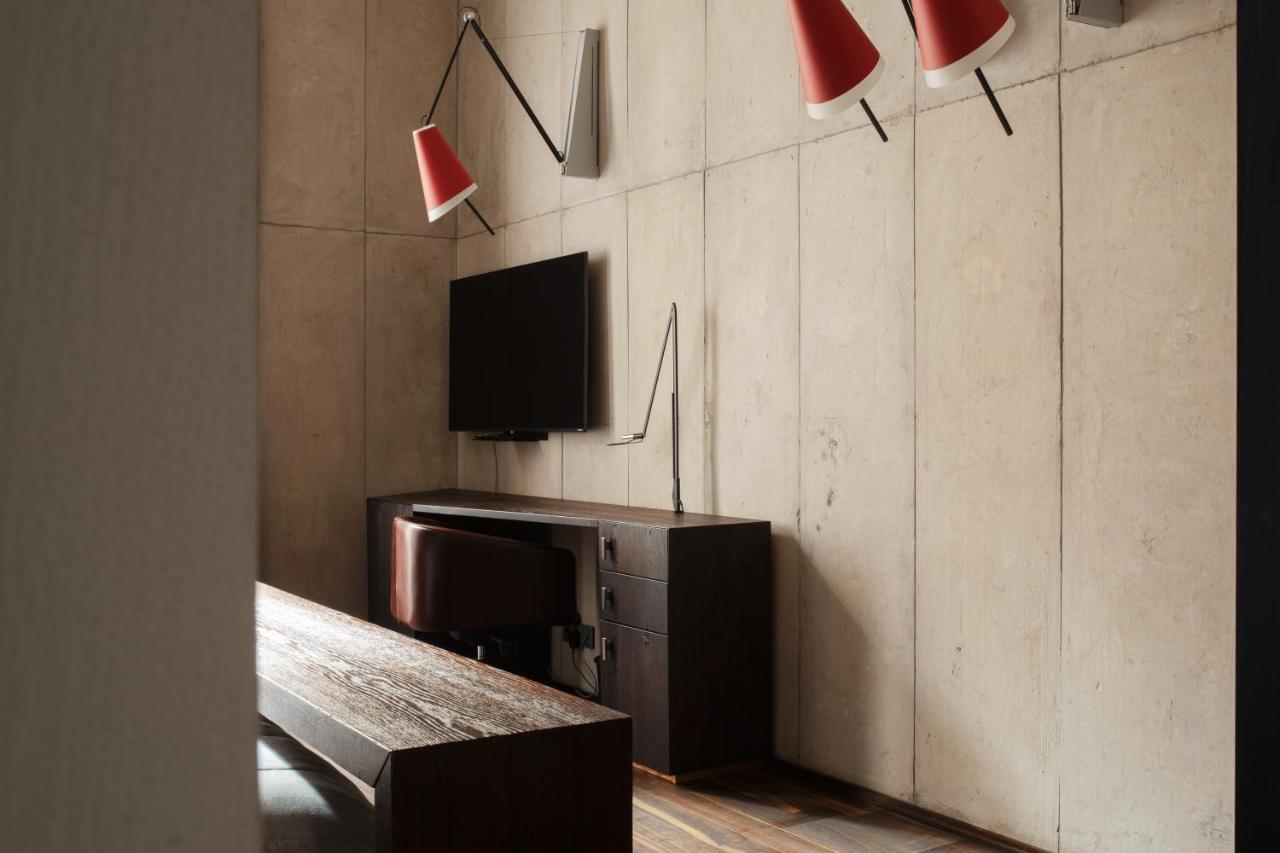 Hotel Monopol Вроцлав Екстериор снимка A wall mounted television